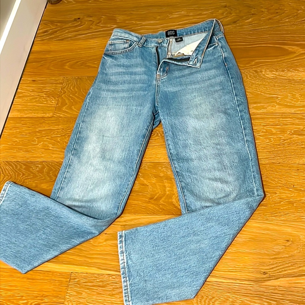 Relaxed / baggy fit light wash jeans- like new!
